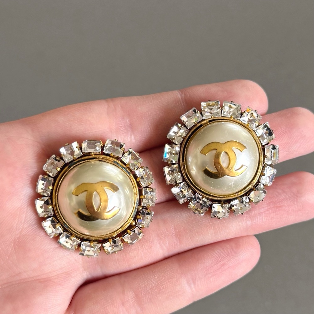 💥SOLD💥 CHANEL 💎 Ultra Rare Vintage XL Barbie CC Rhinestone Pearl Clip Earrings - Picture 1 of 10